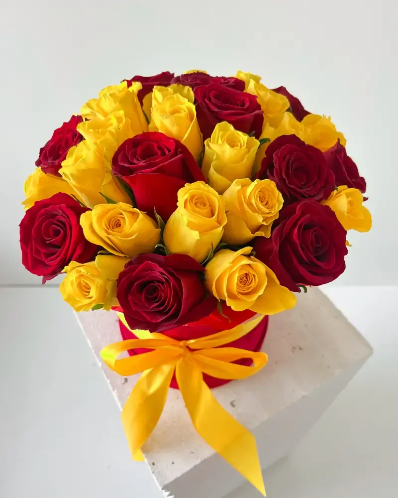 Flower Box s červenými a žlutými růžemi