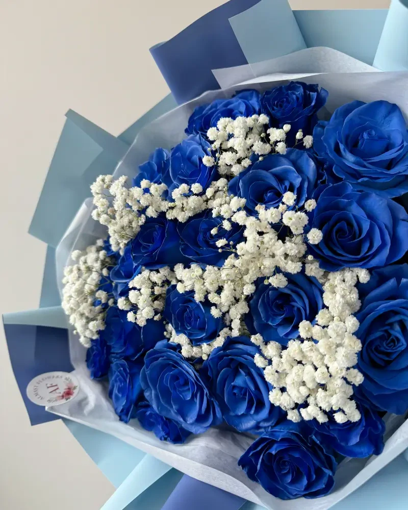 Kytice modrých růží s gypsofilou
