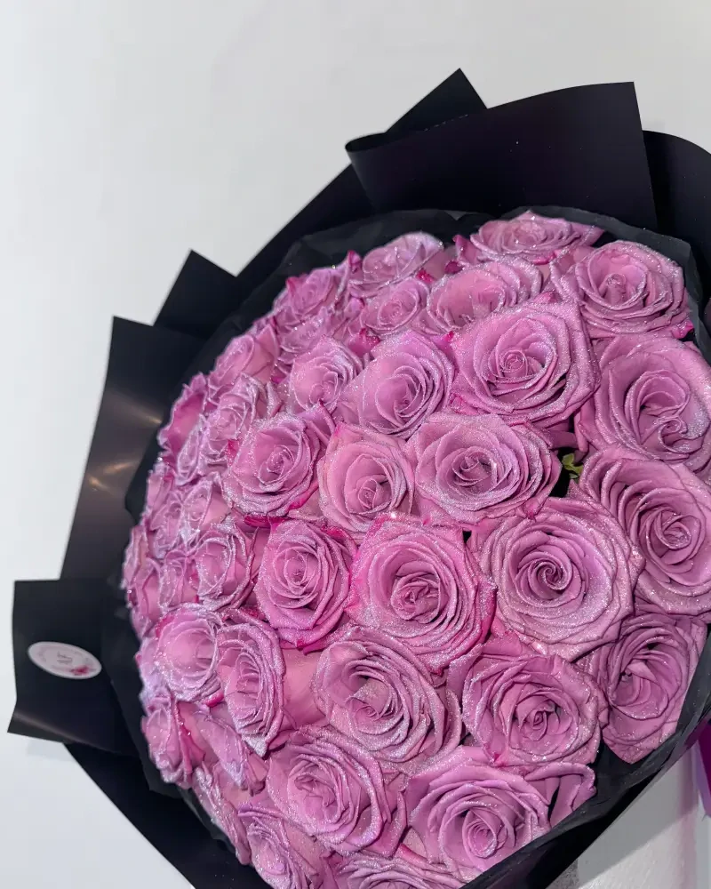 Exkluzivní kytice fialových třpytivých růží 