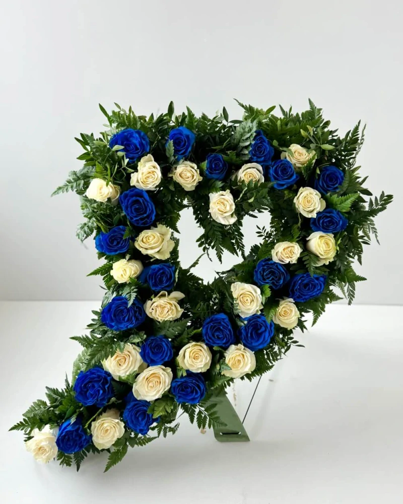 Smuteční srdce bílé a modré růže 80cm