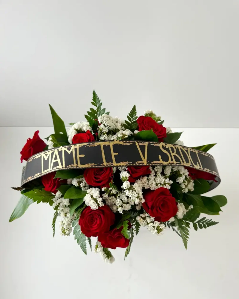 Vypichovaná smuteční kytice z červených růží
