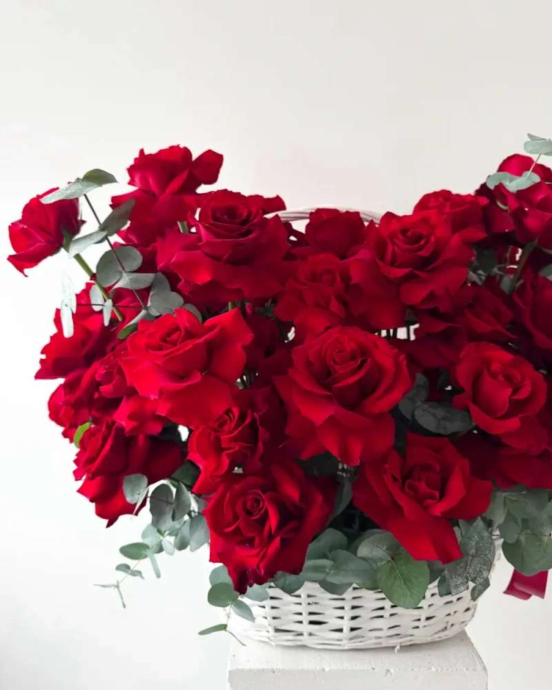 Květinový koš s červenými francouzskými růžemi