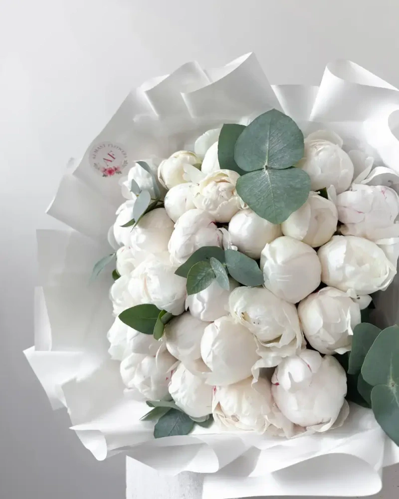 Kytice bílých pivoněk s eukalyptem