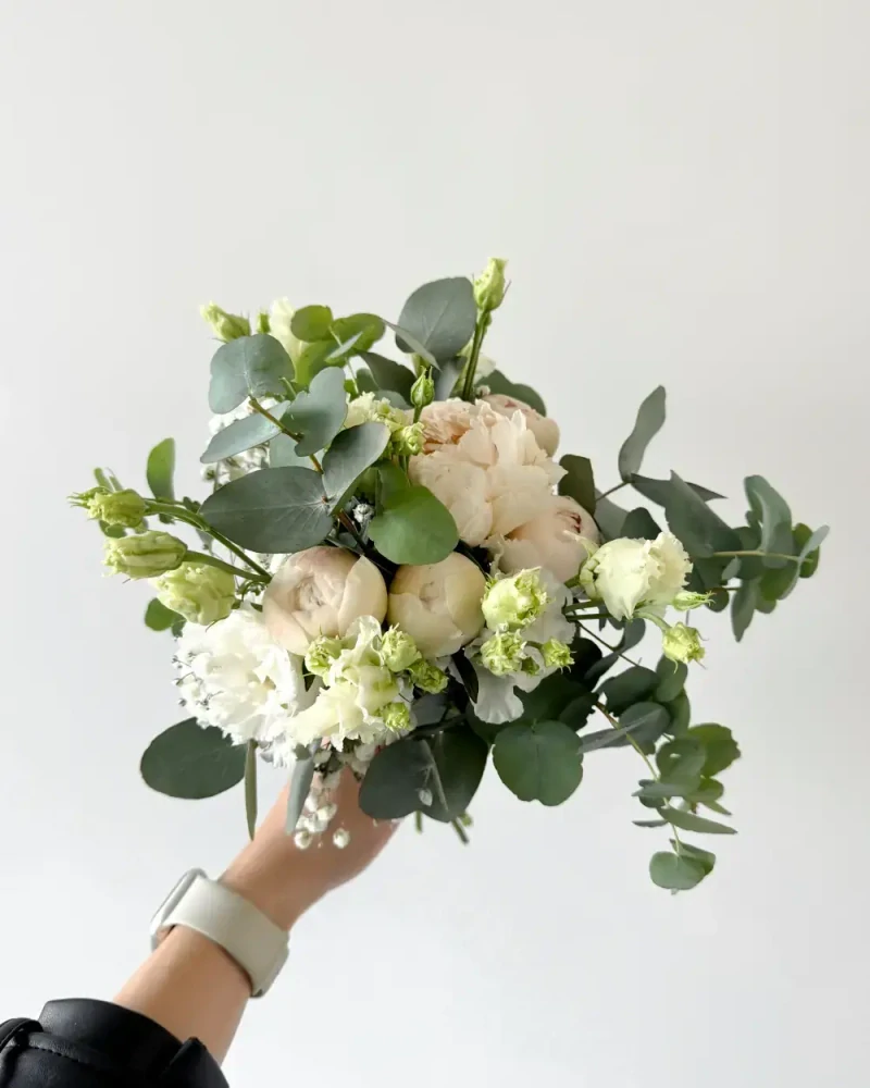 Moderní svatební kytice z bílých pivoněk a eukalyptu