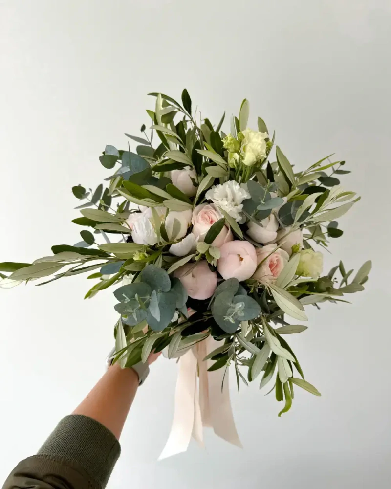 Svatební kytice z bílých pivoněk a olivovníku