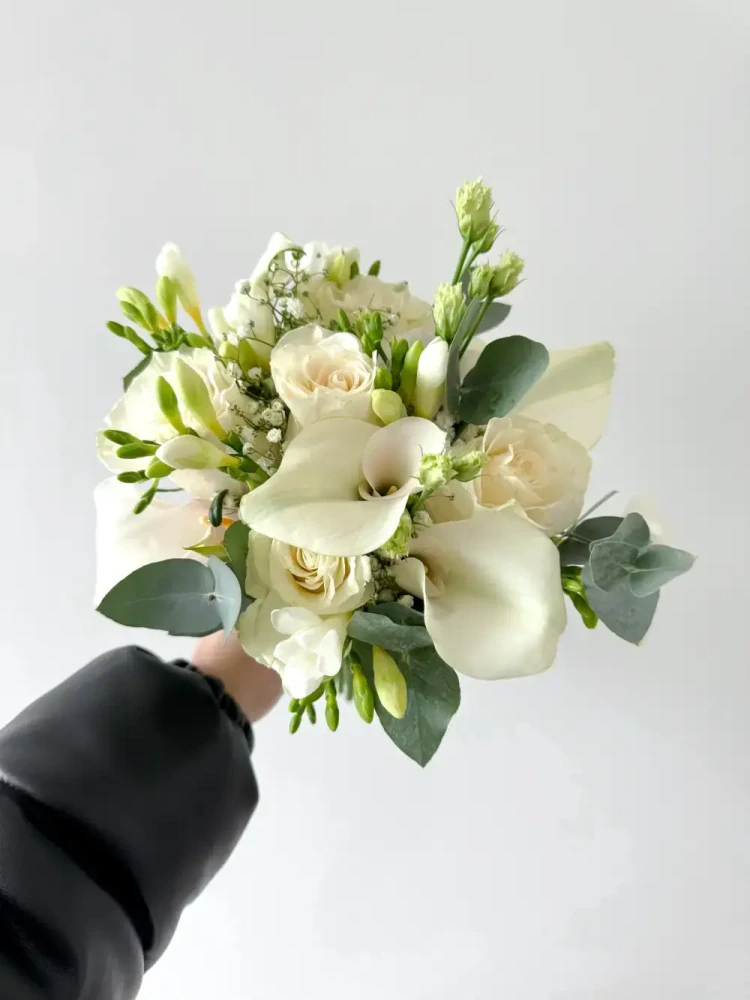 Svatební kytice z bílých kal a růží