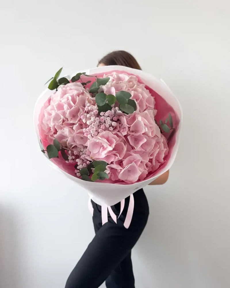 Kytice růžových hortenzií s eukalyptem