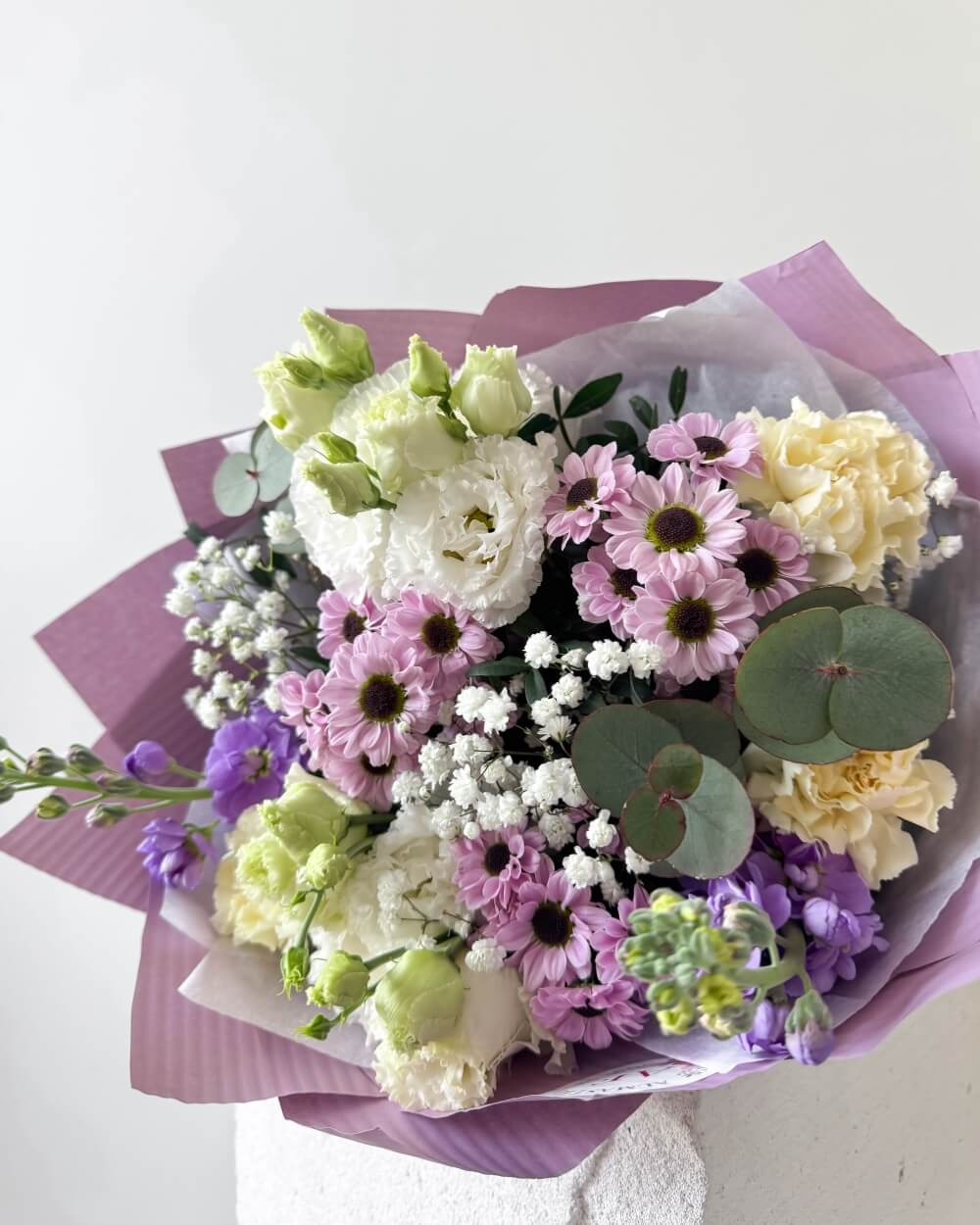 Fialová pastelová kytice květin
