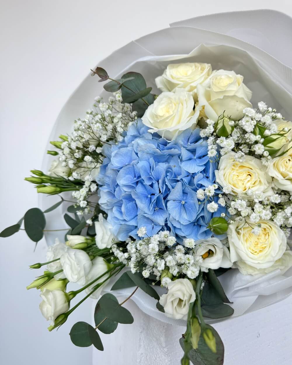 Světlá kytice s modrou hortenzií
