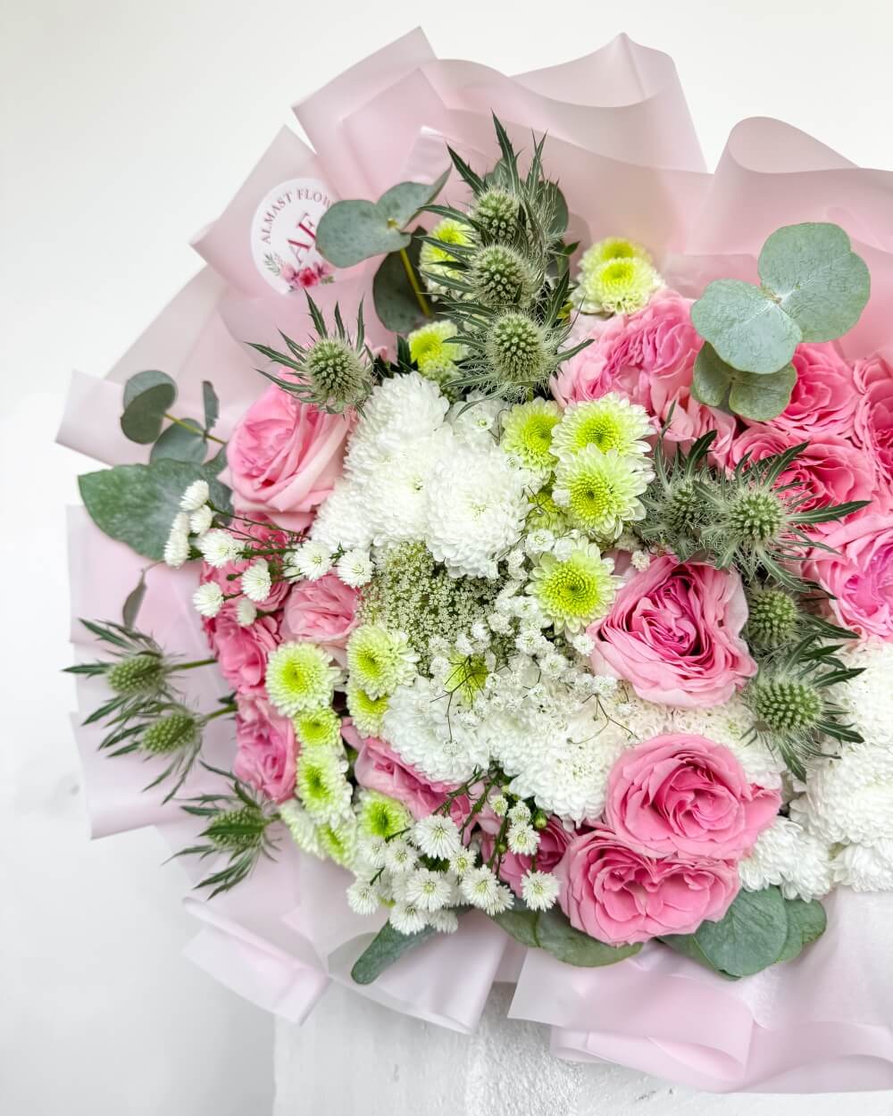 Růžovo zelená kytice s růžemi