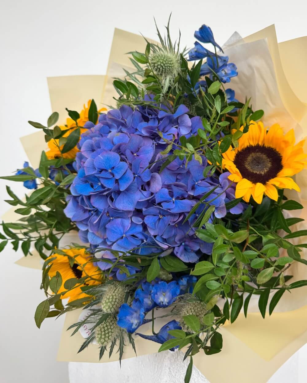 Kytice se slunečnicemi a modrou hortenzií