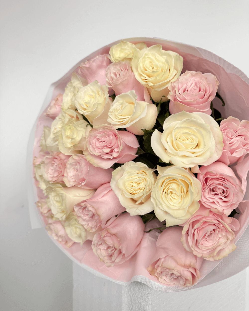 Kytice světle růžových a bílých růží