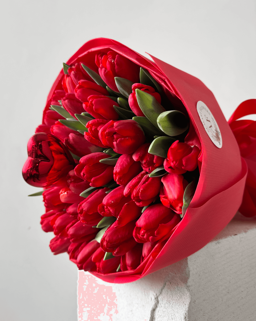 Kytice červených tulipánů se srdíčkem