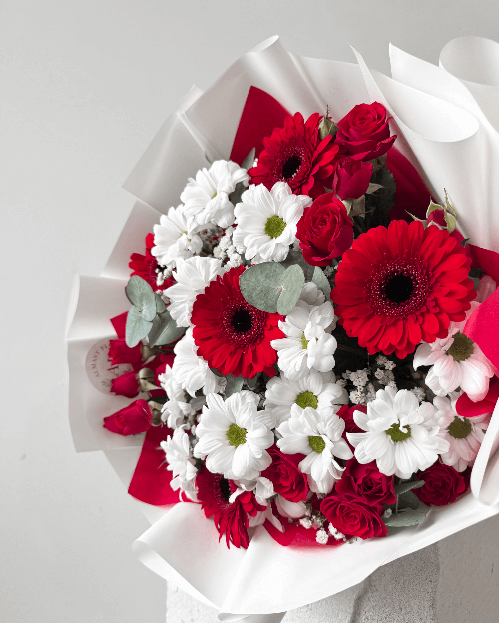 Červená kytice růží a gerber