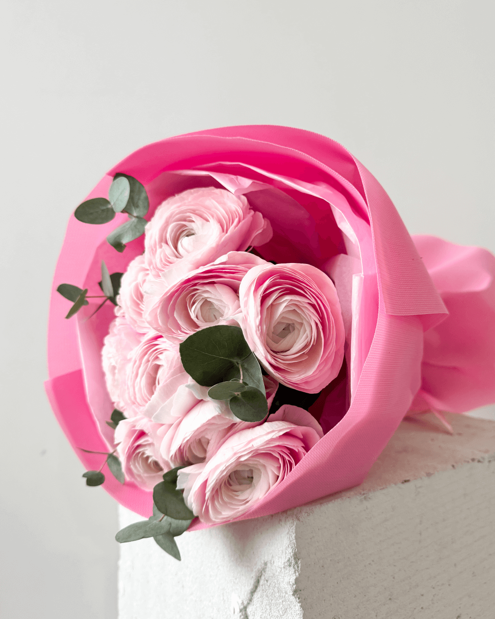 Kytice růžového pryskyřníku s eukalyptem