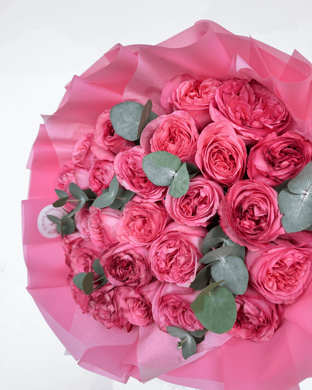 Kytice pivoňkových růží s eukalyptem