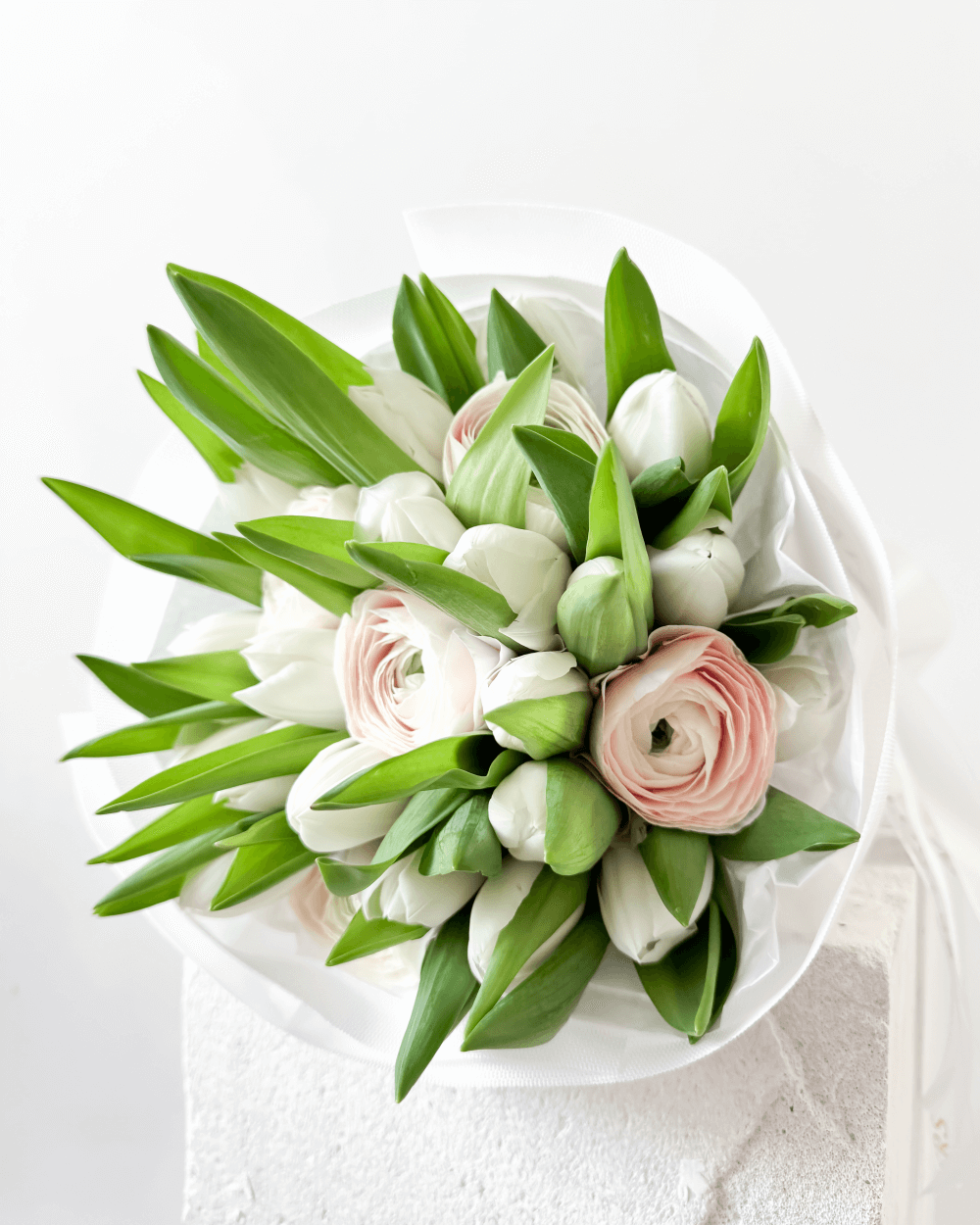 Kytice bílých tulipánů a pryskyřníku