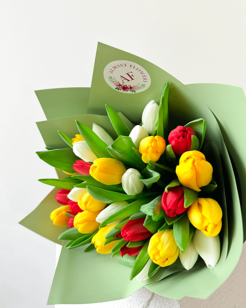 Kytice tulipánů červené, bílé a žluté