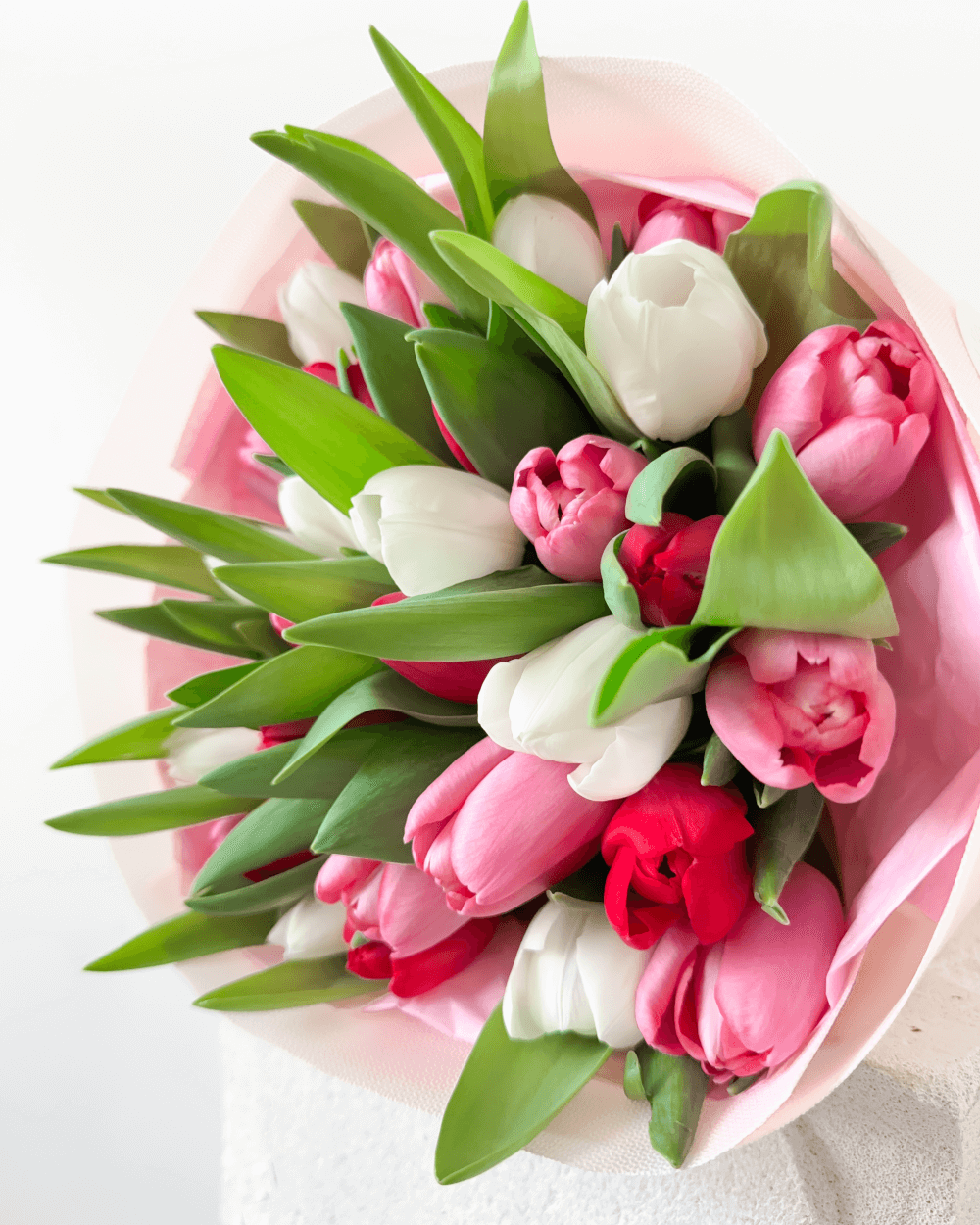 Romantická kytice mix tulipánů – růžové, bílé a červené