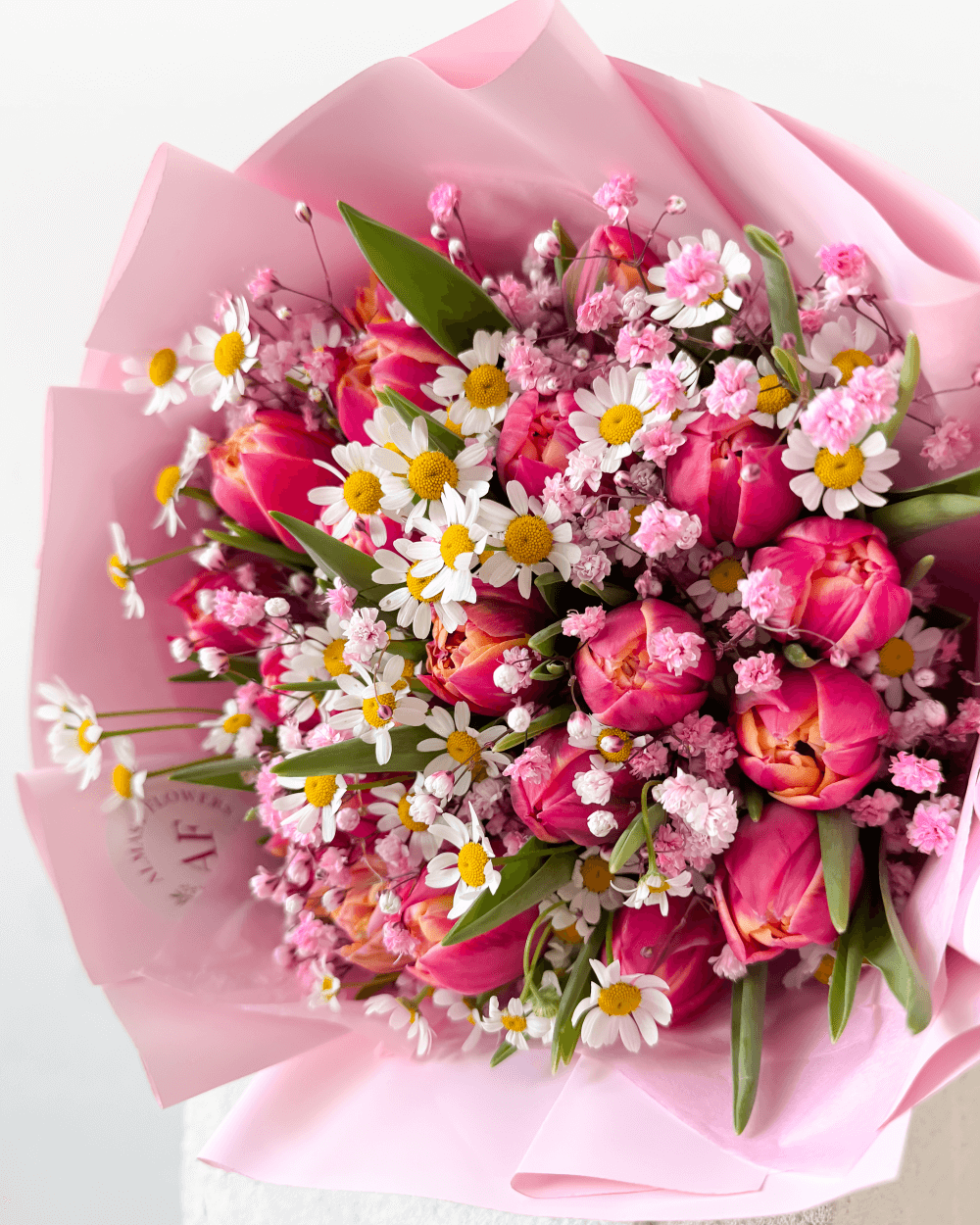 Kytice pivoňkových růžových tulipánů s heřmánkem a gypsofilou