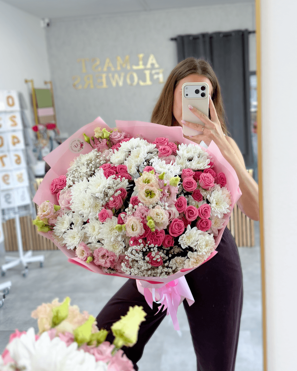 Luxusní kytice trsových růží a chryzantém