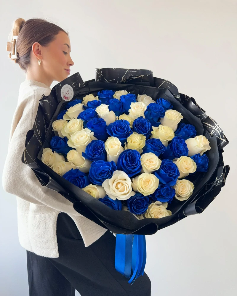 Kytice modrých a bílých růží