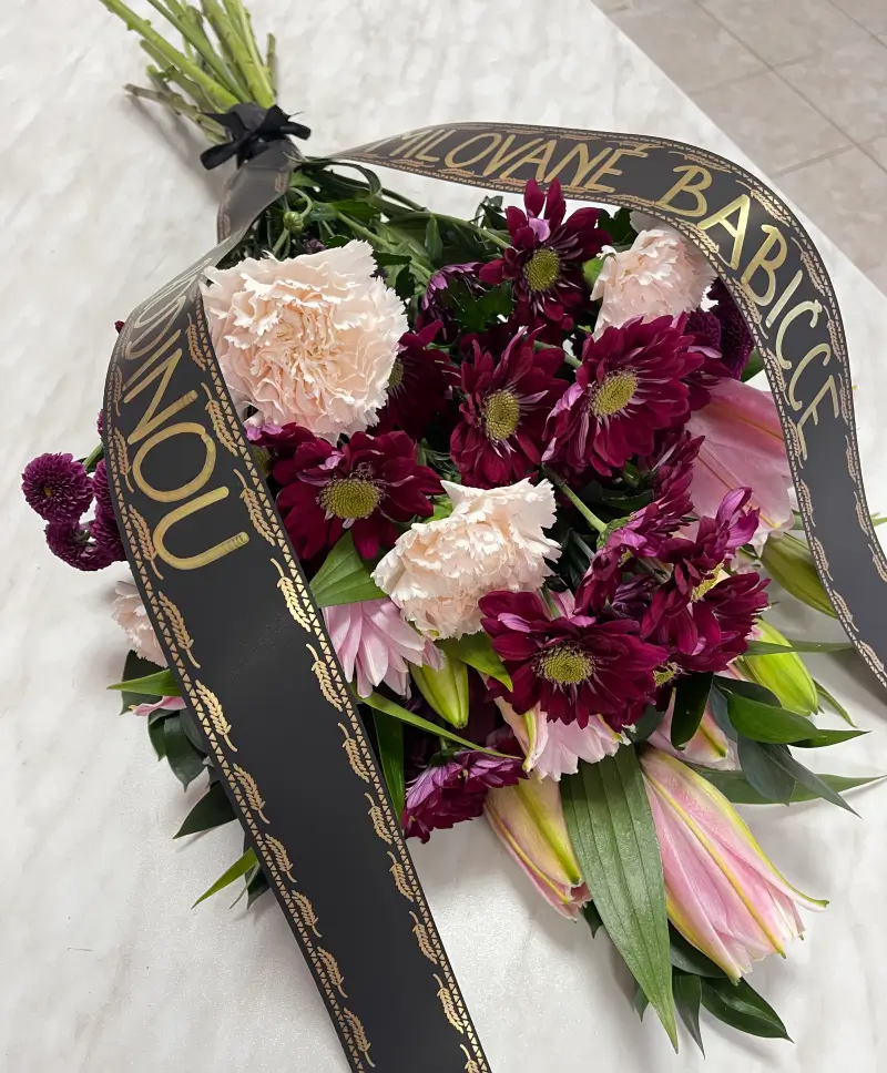 Smuteční kytice z lilií a chryzantém