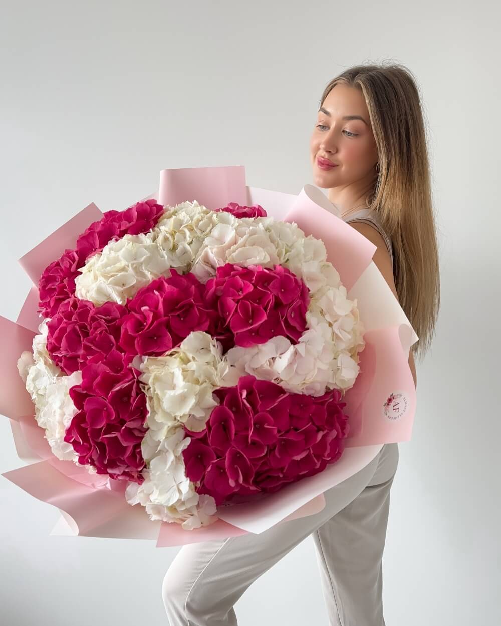 Exkluzivní kytice růžových a bílých hortenzií 