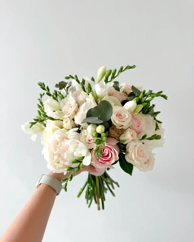 Svatební kytice mix světlých květin