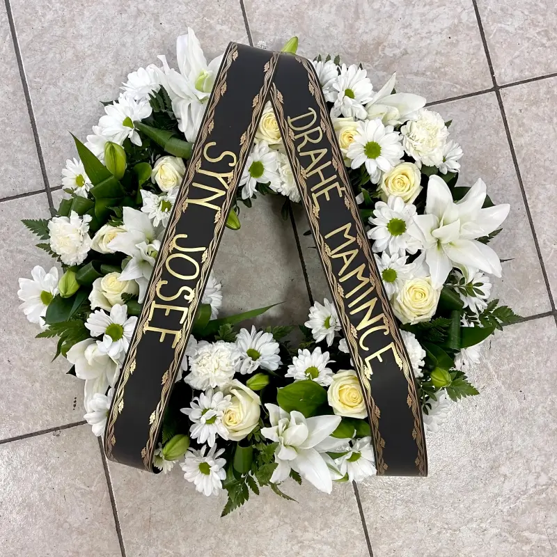 Smuteční věnec z bílých lilií a růží