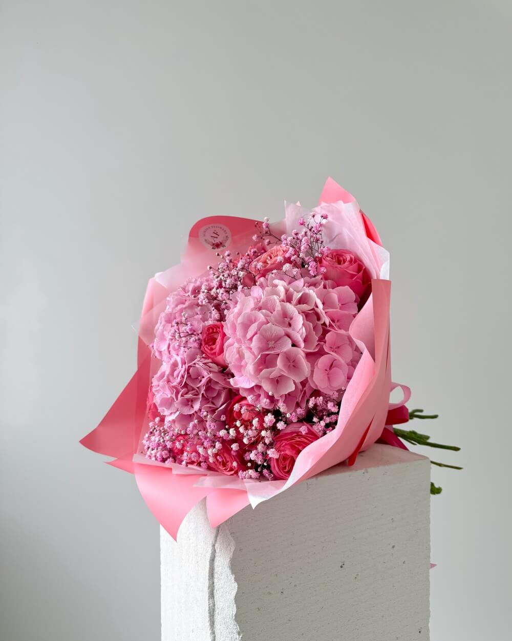 Kytice pivoňkových růží a hortenzií