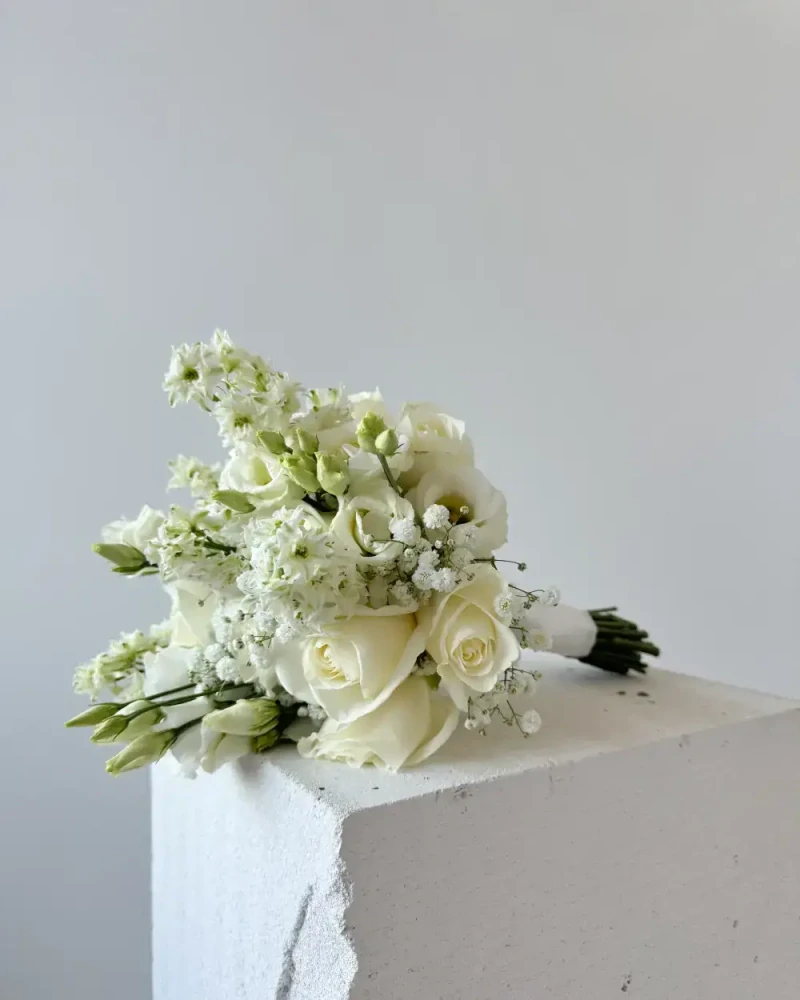 Svatební kytice mix bílých květin 