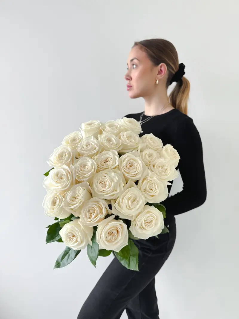 Kytice bílých růží 70cm