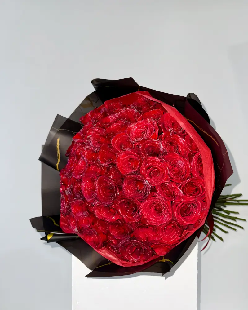 Exkluzivní kytice červených třpytivých růží 