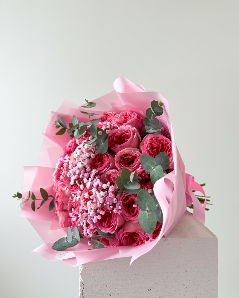 Kytice pivoňkových růží s gypsofilou a eukalyptem