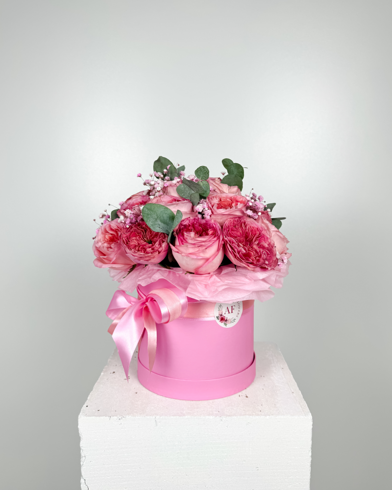 Flower Box s pivoňkovými růžemi, gypsofilou a eukalyptem