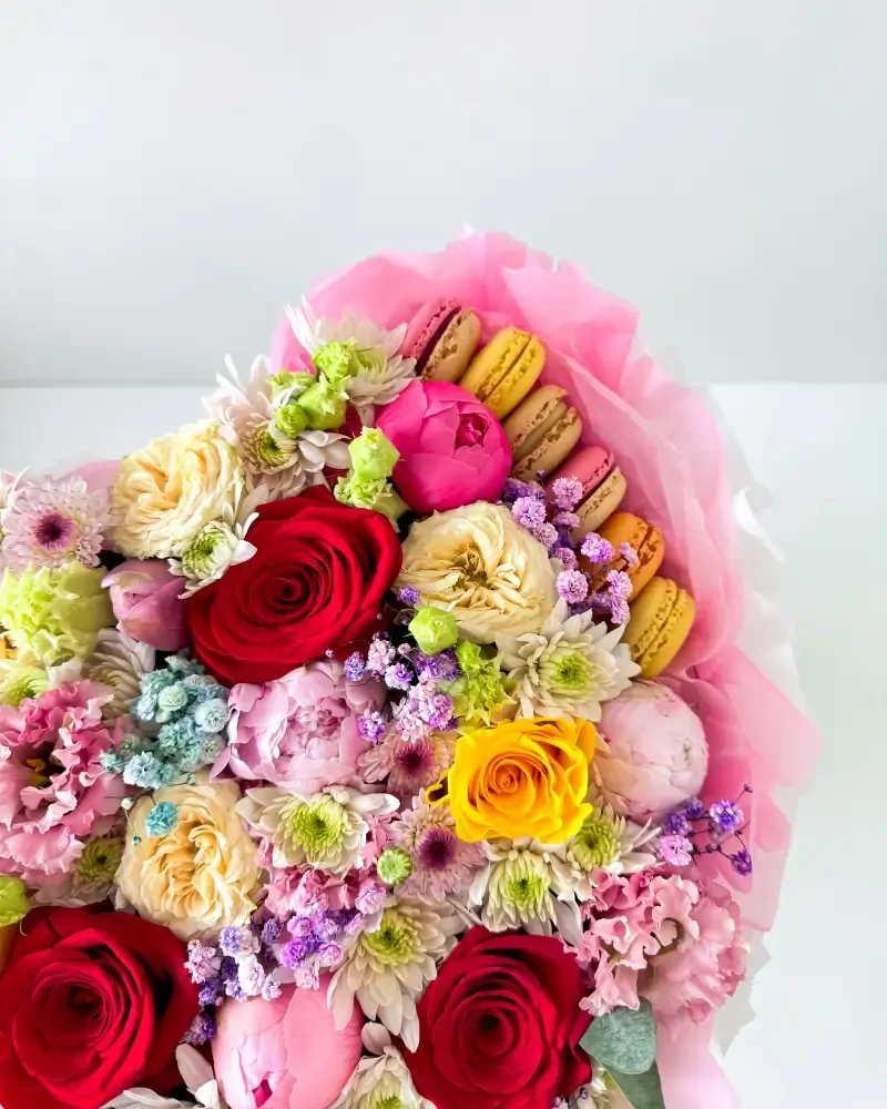 Flower Box Srdce mix květin a makronky