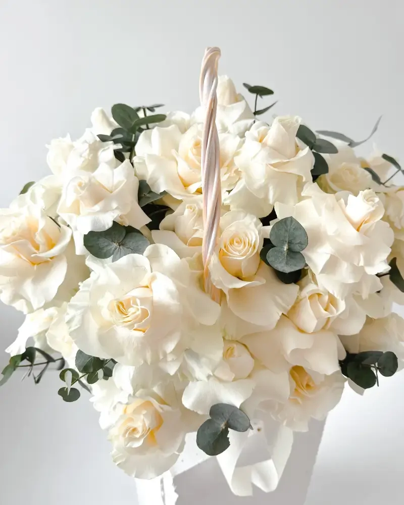 Květinový koš s bílými francouzskými růžemi