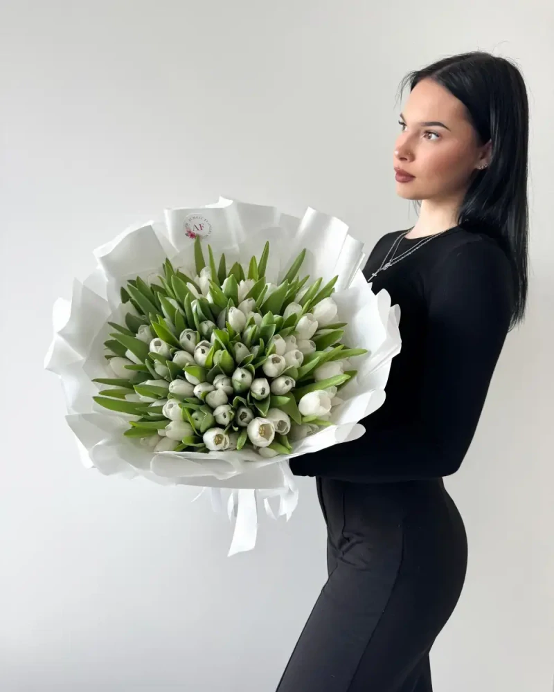 Kytice bílých tulipánů