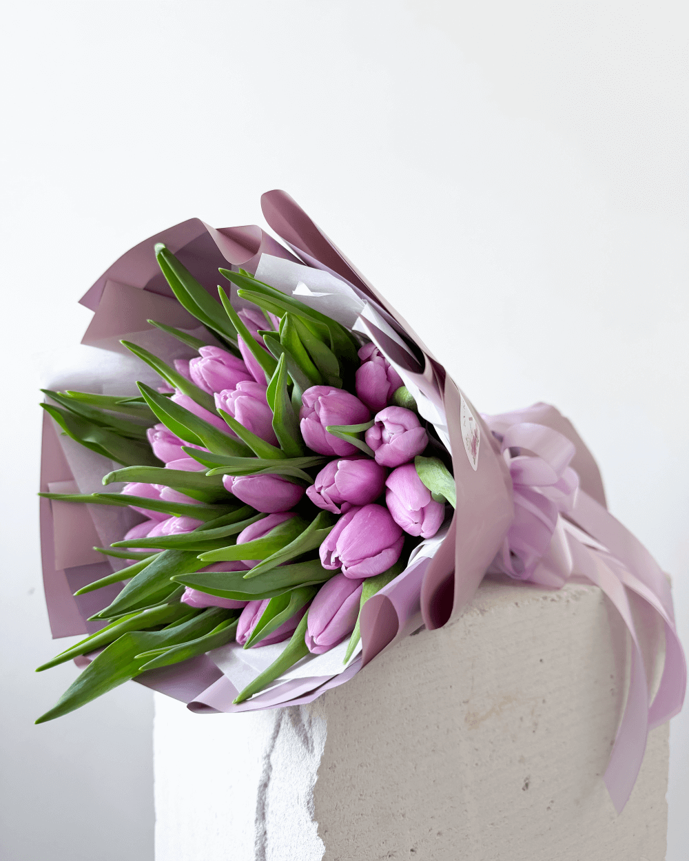 Kytice fialových tulipánů