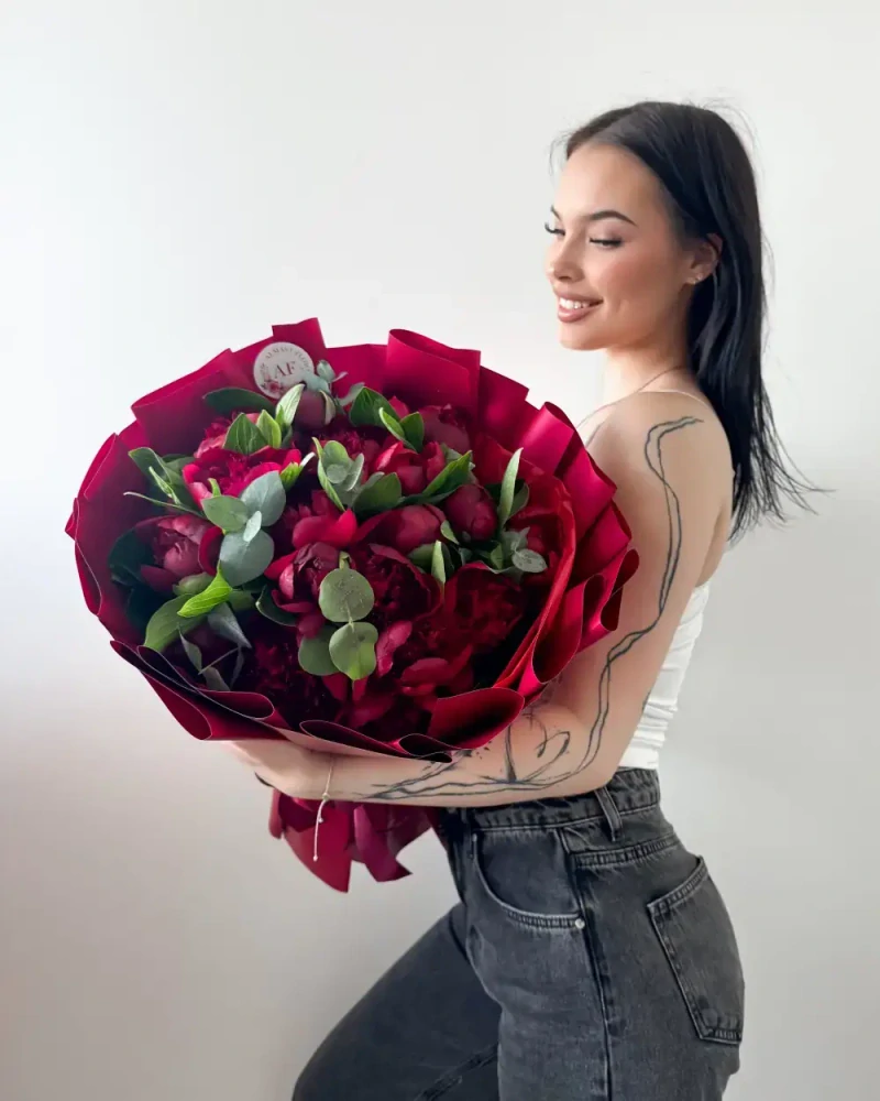 Kytice rudých pivoněk s eukalyptem