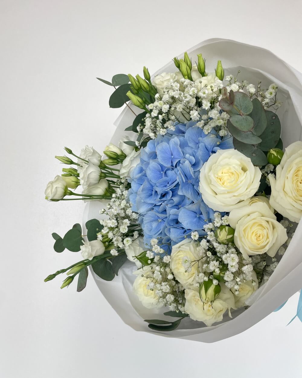 Světlá kytice s modrou hortenzií