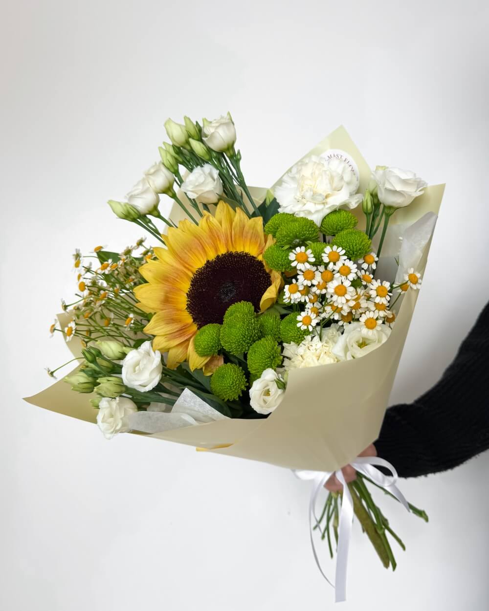 Veselá kytice se slunečnicí a heřmánkem