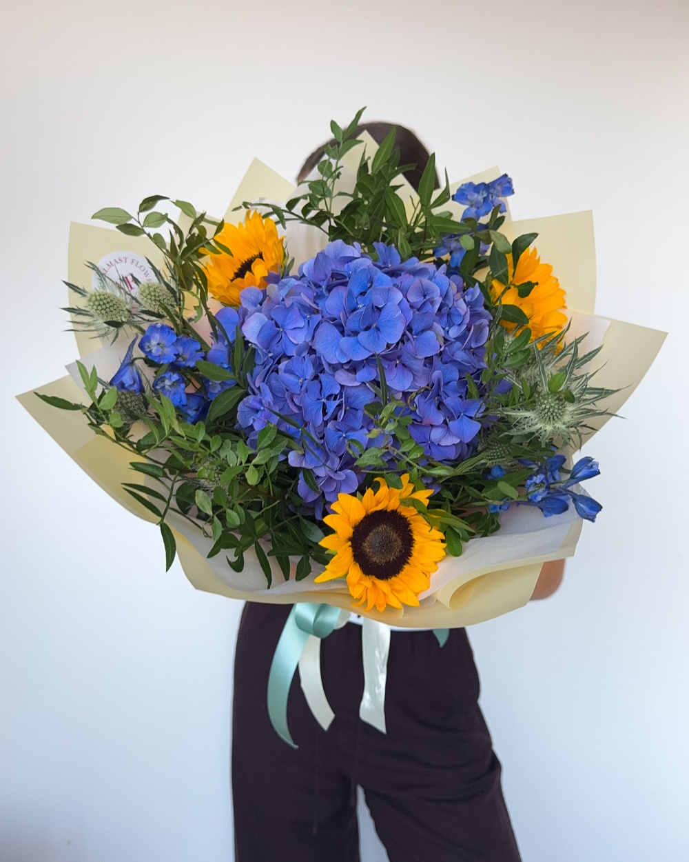 Kytice se slunečnicemi a modrou hortenzií