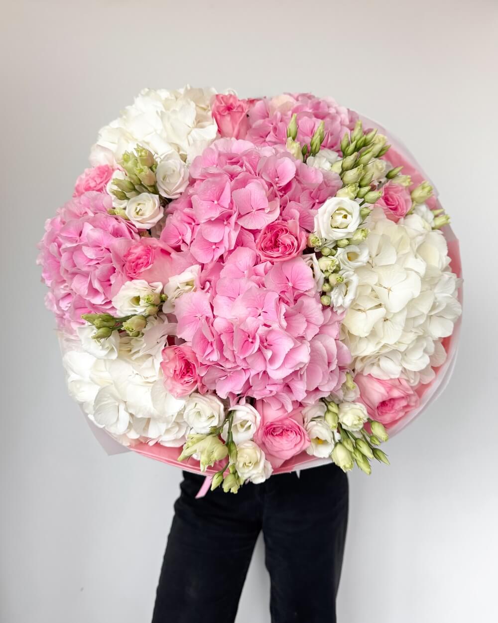 Prémiová kytice růžových a bílých hortenzií s eustomami