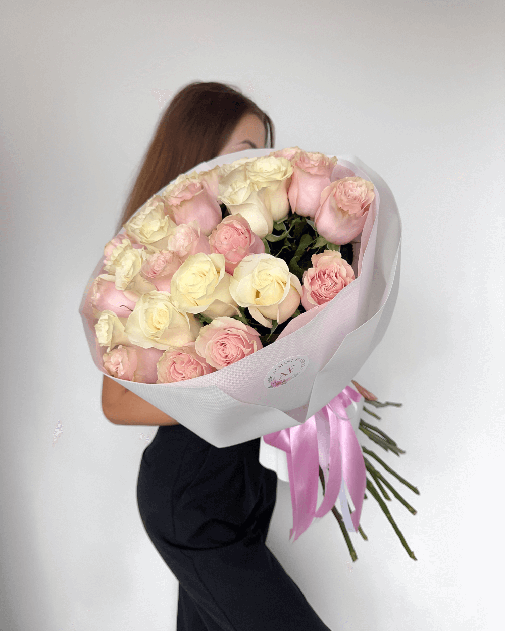 Kytice světle růžových a bílých růží