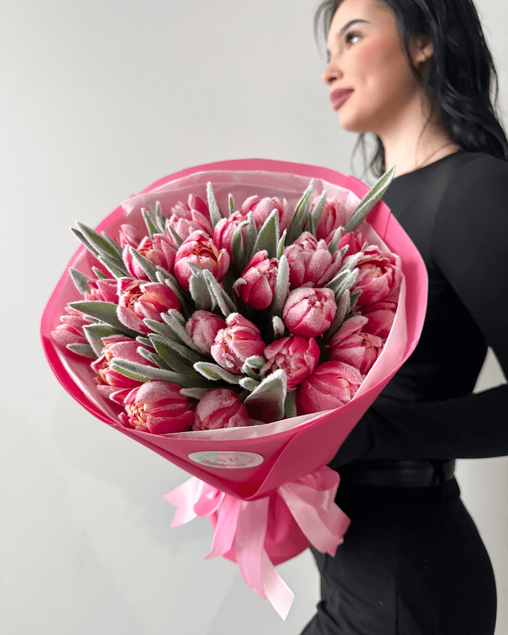 Kytice zasněžených pivoňkových tulipánů