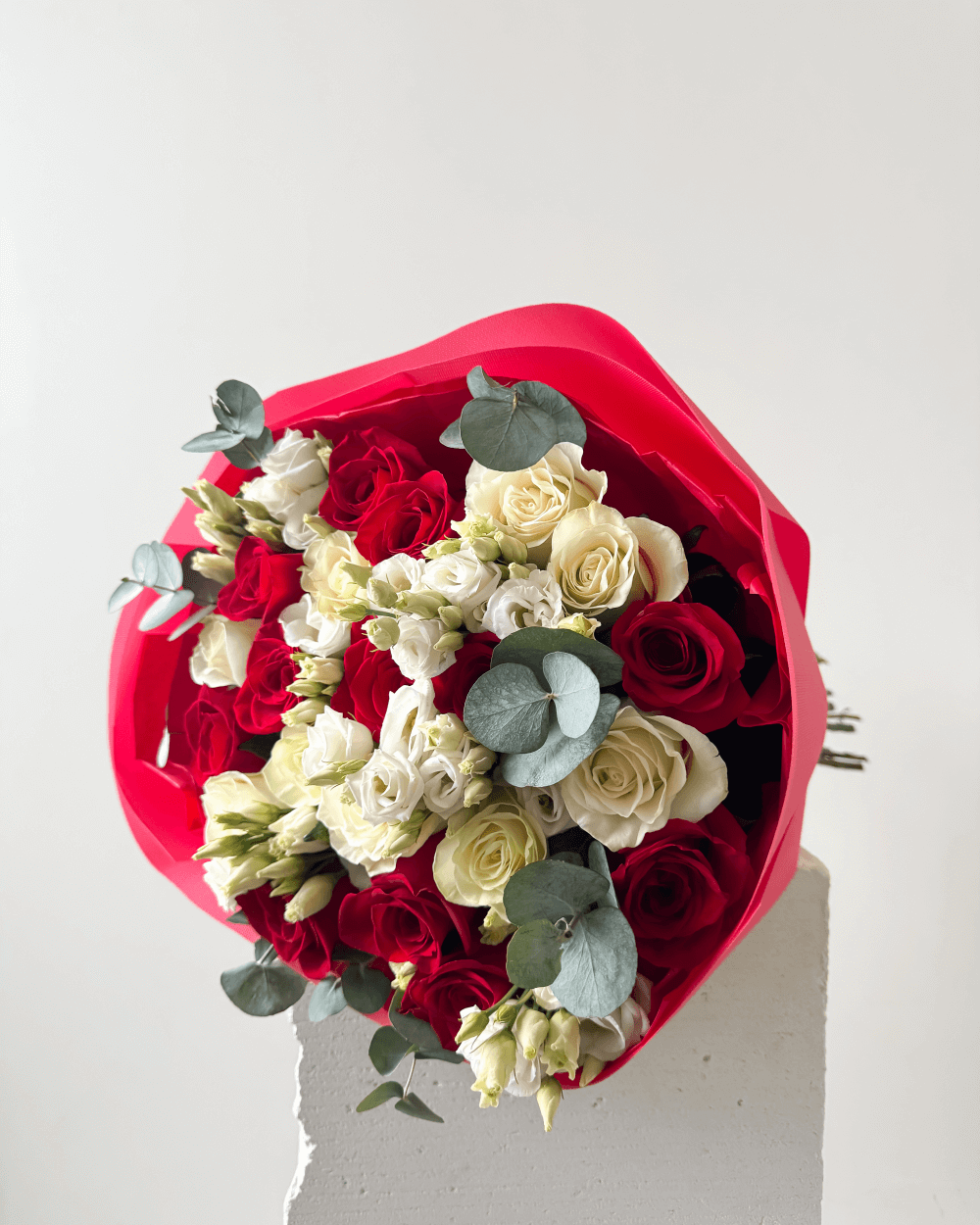 Kytice červených a bílých růží s eustomou
