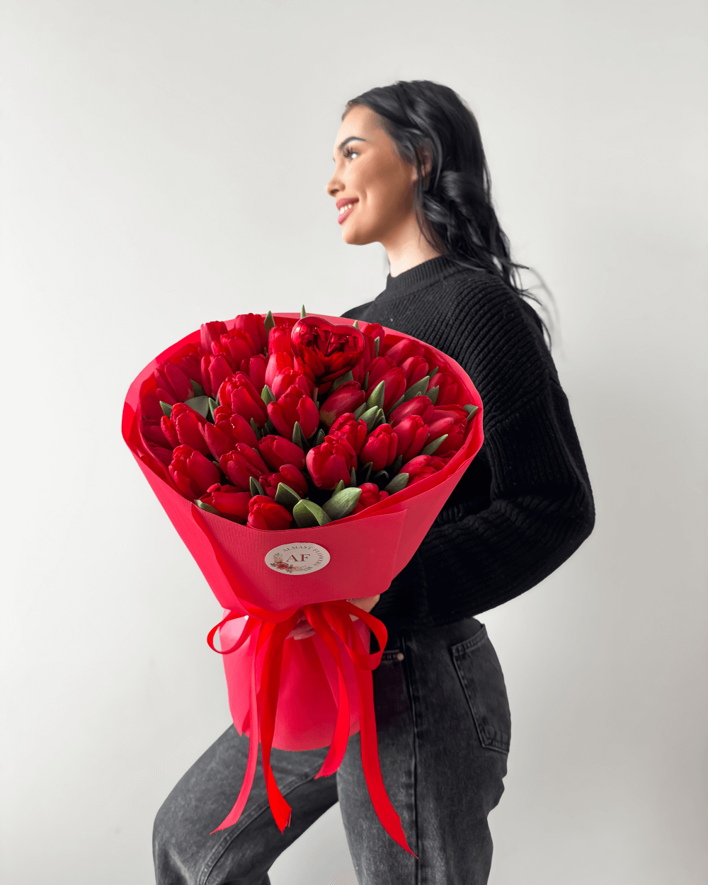 Kytice červených tulipánů se srdíčkem