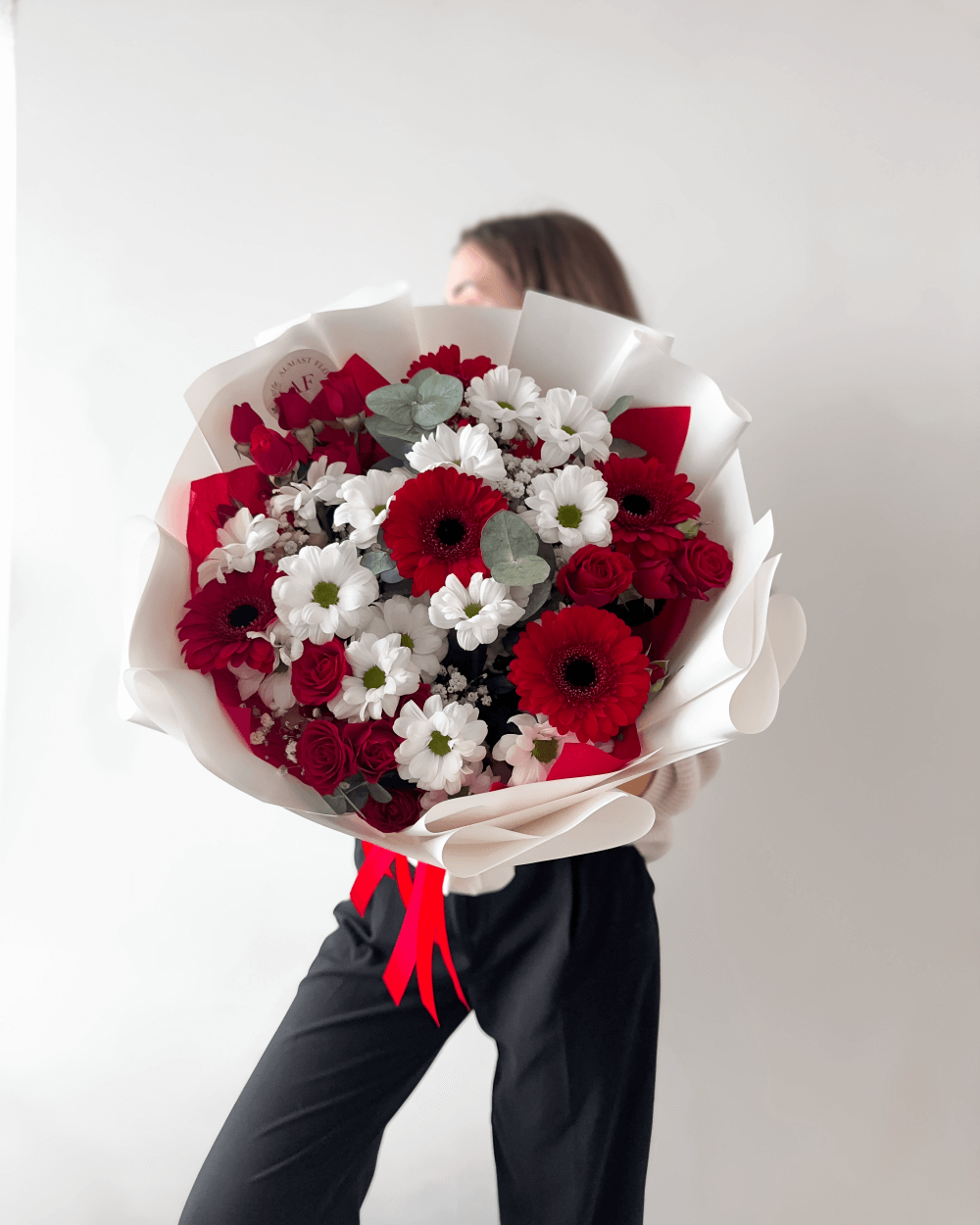 Červená kytice růží a gerber